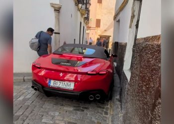 Un Ferrari queda atrapado en el casco antiguo de Sevilla tras encajonarse en sus estrechas calles