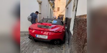 Un Ferrari queda atrapado en el casco antiguo de Sevilla tras encajonarse en sus estrechas calles