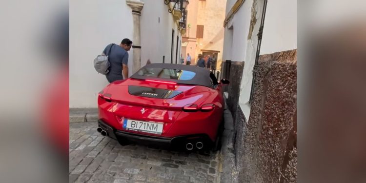 Un Ferrari queda atrapado en el casco antiguo de Sevilla tras encajonarse en sus estrechas calles
