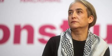 Ada Colau se ofrece a renunciar al liderazgo de Frente Amplio para salvar la confluencia con Podemos antes del límite del 29-N