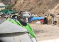 Tensión y altercados en el asentamiento de inmigrantes de las naves del Tarajal ante la urgencia de su desalojo