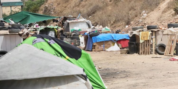 Tensión y altercados en el asentamiento de inmigrantes de las naves del Tarajal ante la urgencia de su desalojo