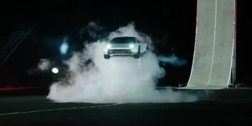 Elon Musk presenta el nuevo Tesla Roadster con propulsores de SpaceX y capacidad para elevarse del suelo