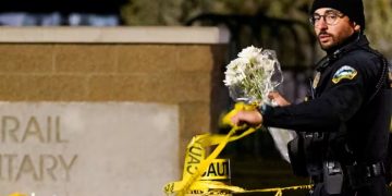 Un tiroteo en una escuela primaria deja cuatro muertos, incluidos tres niños y un profesor