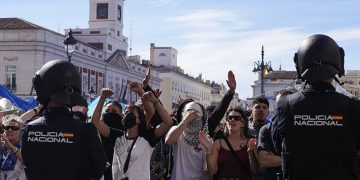 Detenido un acampado en la Puerta del Sol por amenazar de muerte con un cuchillo a una mujer