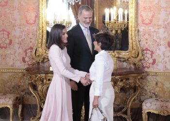 La complicidad de la Reina Letizia y Sonsoles Ónega en los Premios Planeta: un gesto de cercanía que trasciende el protocolo