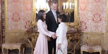La complicidad de la Reina Letizia y Sonsoles Ónega en los Premios Planeta: un gesto de cercanía que trasciende el protocolo
