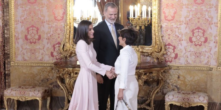 La complicidad de la Reina Letizia y Sonsoles Ónega en los Premios Planeta: un gesto de cercanía que trasciende el protocolo