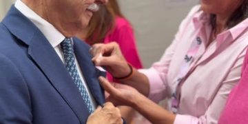 Juan Vivas apoya el Día Mundial contra el Cáncer de Mama en Ceuta