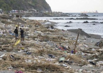 Las lluvias arrastran al mar residuos y excrementos acumulados por migrantes en los desagües de Benítez