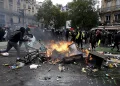 Mensajes de grupos ultraizquierdistas en la protesta educativa contra Ayuso abogan por replicar los disturbios de Francia: “Hay que quemar las calles”