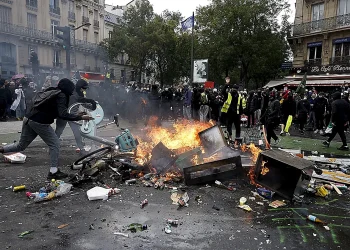 Mensajes de grupos ultraizquierdistas en la protesta educativa contra Ayuso abogan por replicar los disturbios de Francia: “Hay que quemar las calles”