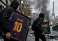 Roban de un comercio de París una camiseta del Barça y un brazalete de capitán firmados por Leo Messi durante los disturbios