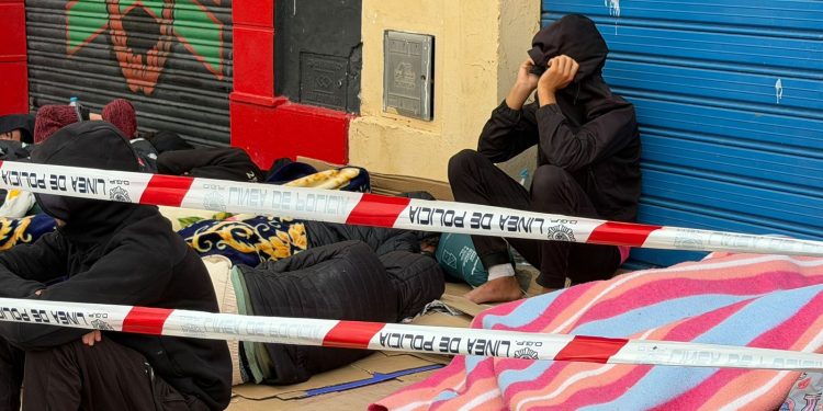 A la intemperie y junto a comisaría: 50 jóvenes migrantes aguardan en la Plaza Vieja su traslado a centros de acogida