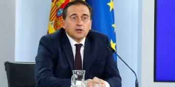 Albares advierte sobre las alianzas con Milei: «La extrema derecha puede volver en coalición al Gobierno de España»