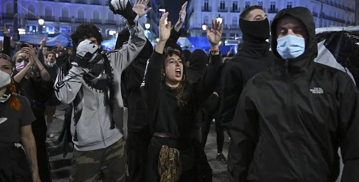 Grabaciones en reuniones de la ultraizquierda muestran insultos a las fuerzas de seguridad y llamadas al caos callejero
