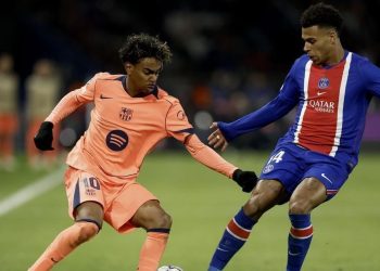 El FC Barcelona hace autocrítica tras caer en París ante el PSG y enfoca su reacción en el Clásico