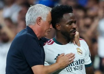 Jose Mourinho analiza los pitos del Santiago Bernabéu a Vinícius Júnior: «En tu casa te hace daño»