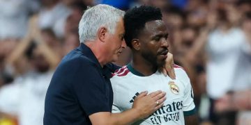 Jose Mourinho analiza los pitos del Santiago Bernabéu a Vinícius Júnior: «En tu casa te hace daño»