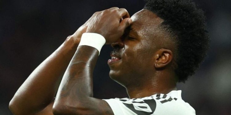 Vinicius se apaga ante el Bernabéu: sustituido sin regatear y envuelto en la marejada de pitos