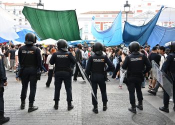 Alarma en la Puerta del Sol: agresiones, cuchillos y protocolos anti-violaciones en el campamento