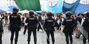 Alarma en la Puerta del Sol: agresiones, cuchillos y protocolos anti-violaciones en el campamento