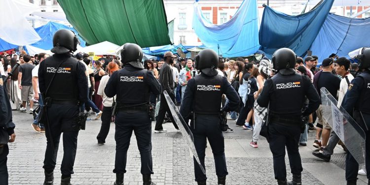 Alarma en la Puerta del Sol: agresiones, cuchillos y protocolos anti-violaciones en el campamento