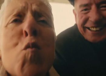 Irlanda retira una polémica campaña contra el abuso sexual que instaba a los abuelos a no besar ni abrazar a sus nietos