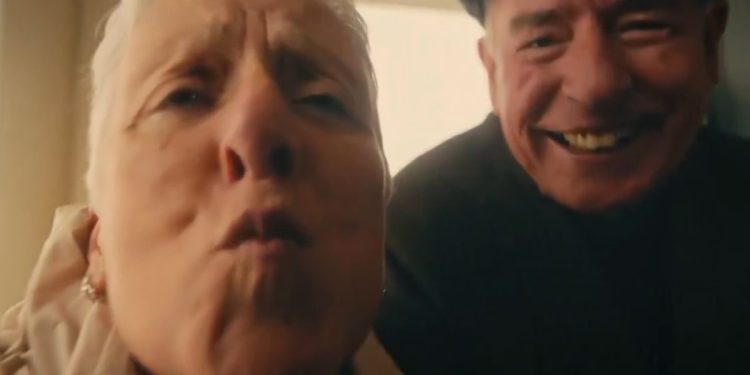 Irlanda retira una polémica campaña contra el abuso sexual que instaba a los abuelos a no besar ni abrazar a sus nietos