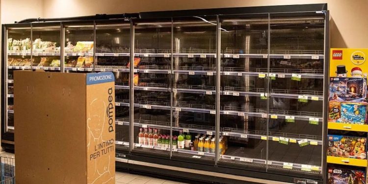 La huelga de transportistas por el precio del combustible vacía los supermercados del sur de Italia