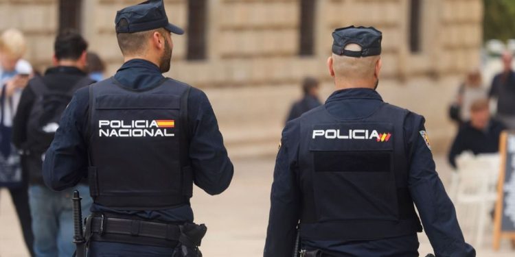 La Policía Nacional detiene en Ceuta al propietario de un inmueble en El Príncipe por hacinar y explotar a 74 migrantes, diez de ellos niños