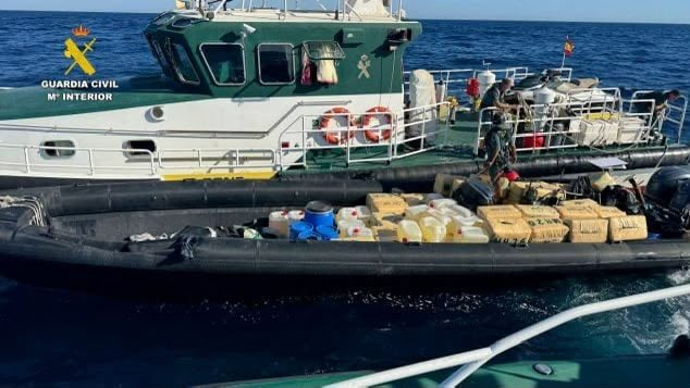 Embiste una narcolancha a patrullera de la Guardia Civil frente a Huelva y arrestan a cinco personas