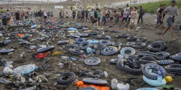 Denuncian que un buque militar marroquí arrojó al agua a migrantes durante la crisis migratoria en Ceuta