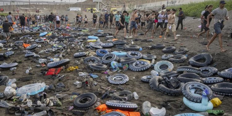 Denuncian que un buque militar marroquí arrojó al agua a migrantes durante la crisis migratoria en Ceuta